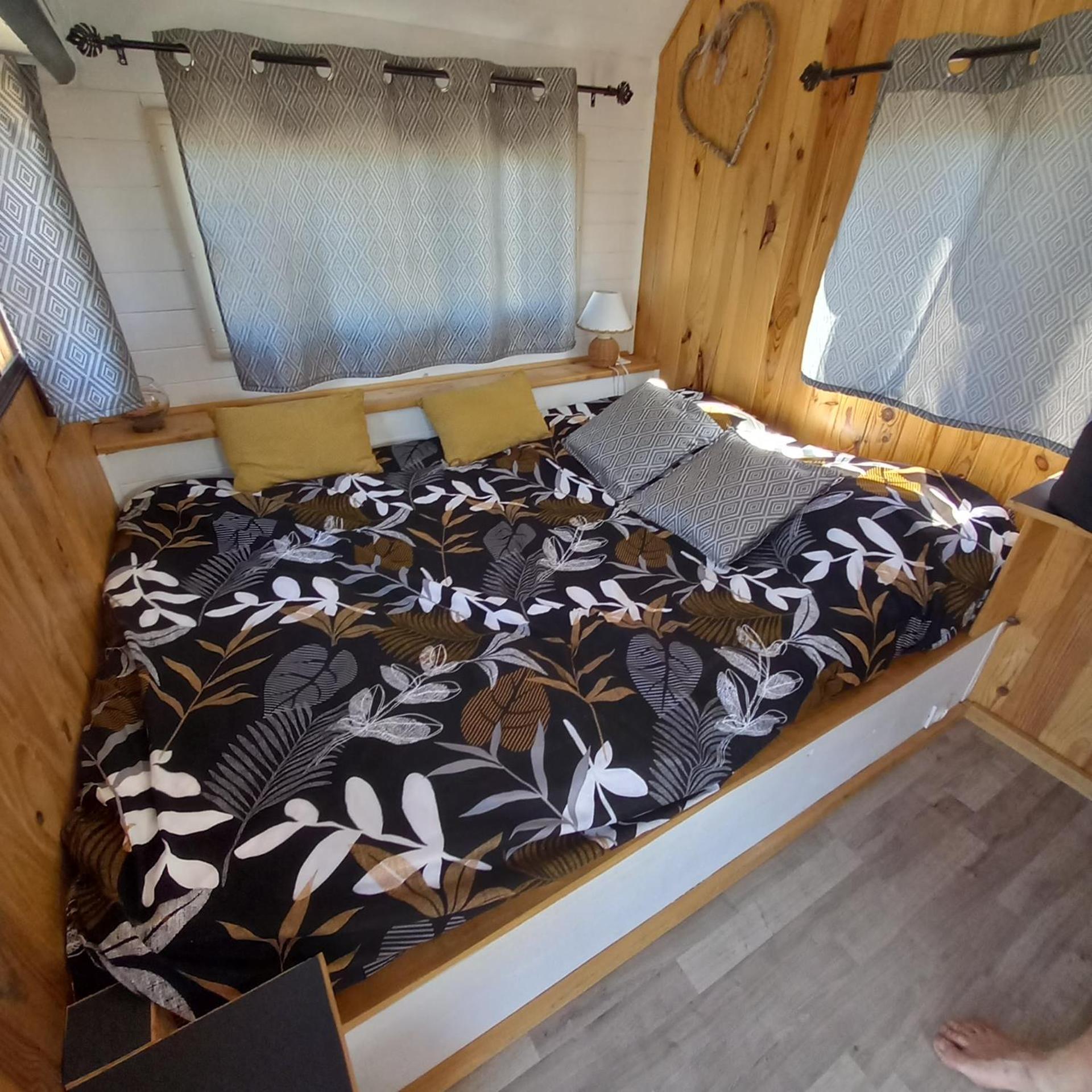 Camping Car Vintage Saint-Barthelemy-le-Plain Exterior photo