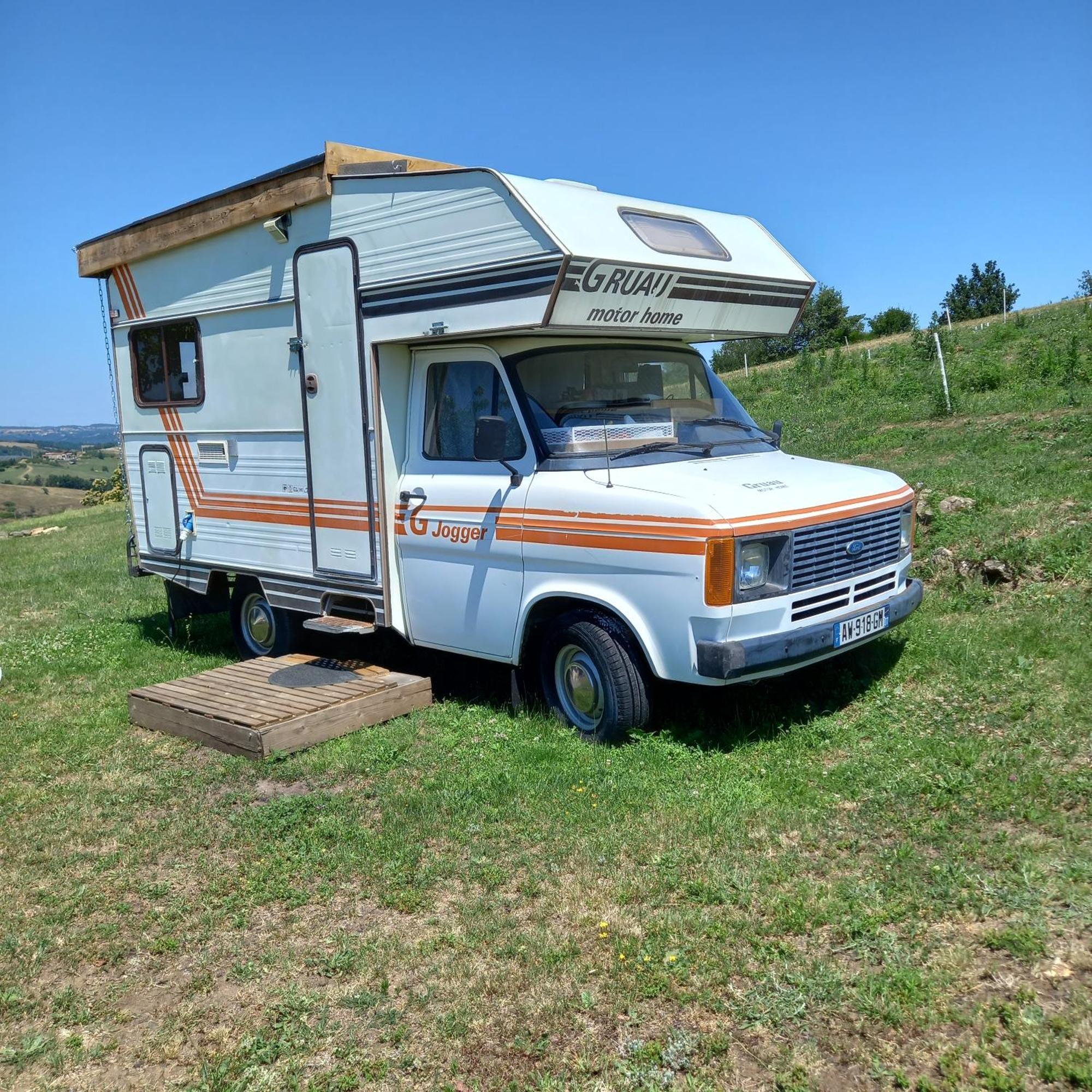 Camping Car Vintage Saint-Barthelemy-le-Plain Exterior photo