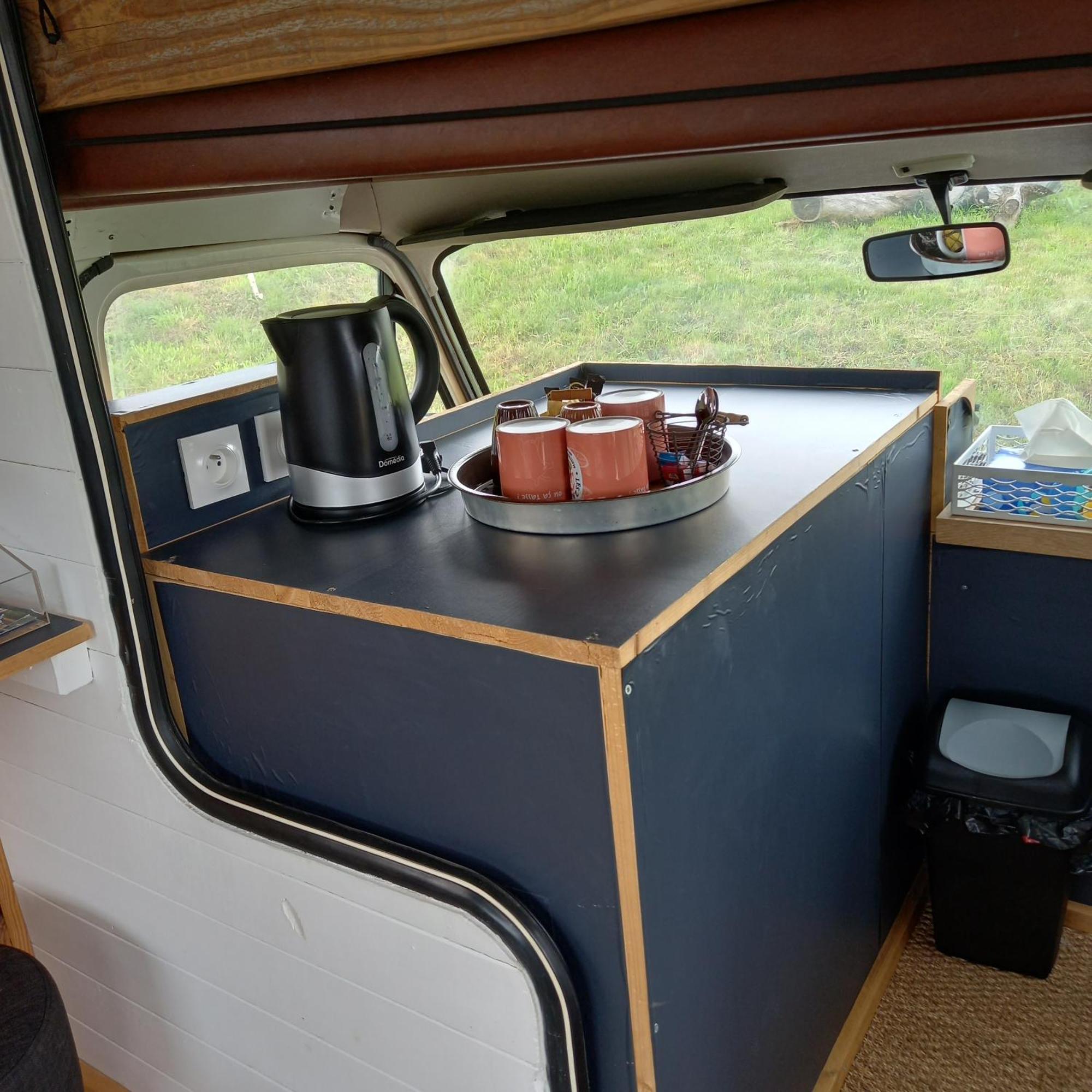 Camping Car Vintage Saint-Barthelemy-le-Plain Exterior photo