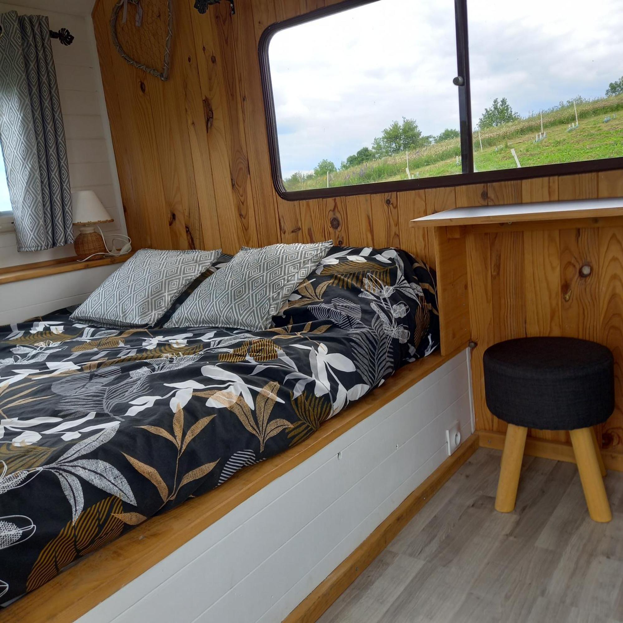 Camping Car Vintage Saint-Barthelemy-le-Plain Exterior photo