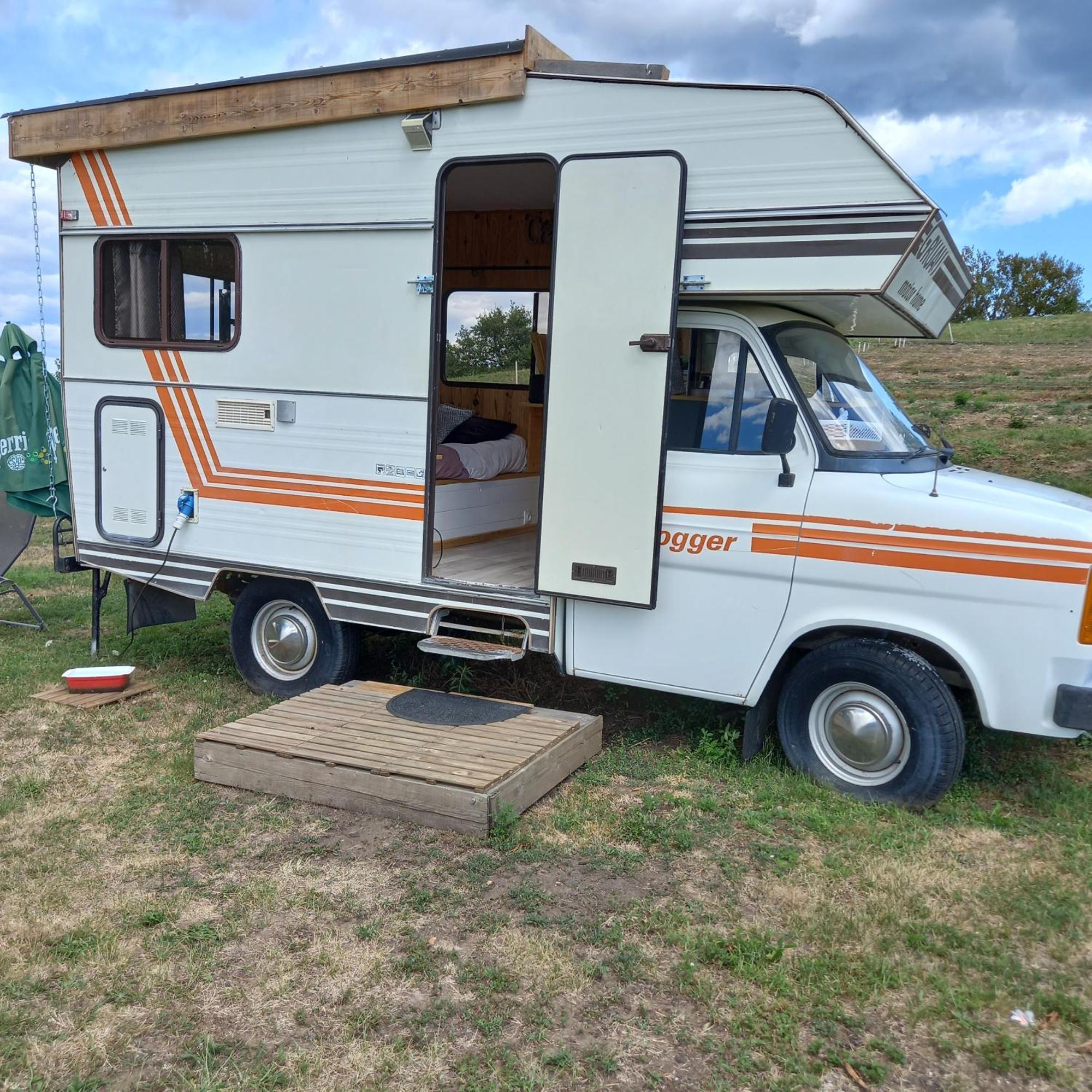 Camping Car Vintage Saint-Barthelemy-le-Plain Exterior photo